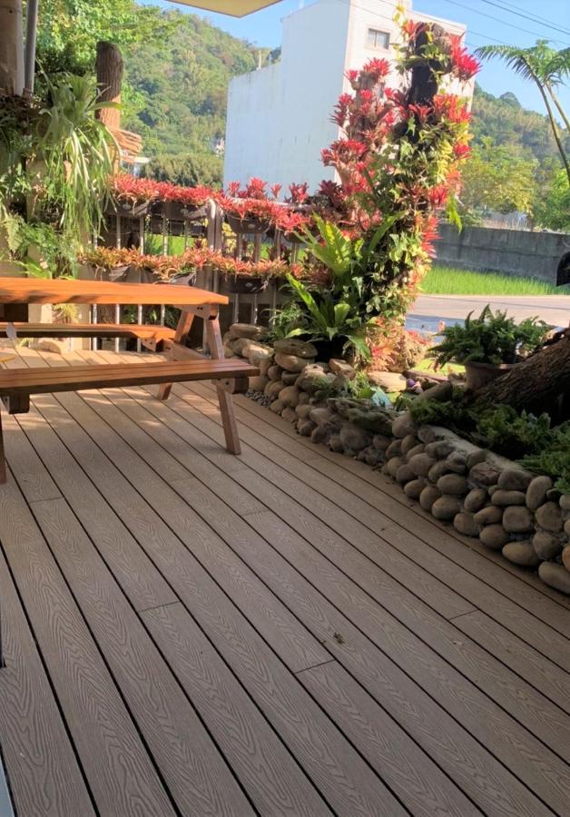 蘊慢築 茶花藝主題民宿 Yun Man Zhu Homestay Gongguan Extérieur photo